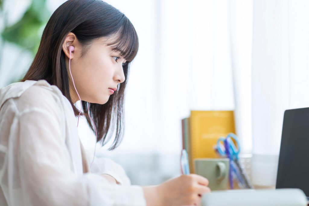 パソコンの画面を見ながら真面目に勉強する学生
