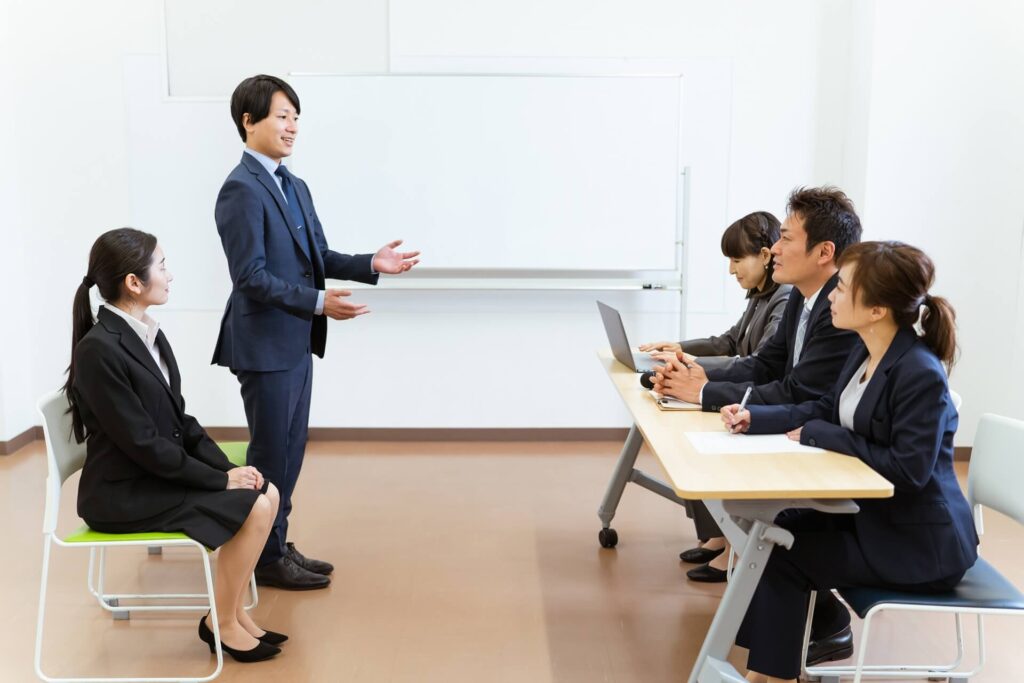 面接を受ける大学生と面接官
